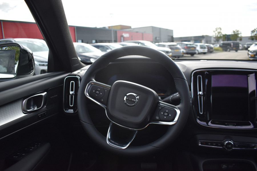 Volvo XC40 B4 211PK Plus Dark | ACC | Trekhaak | Schuif/kanteldak | Stoel + Stuur verwarmd | BLIS | Nubuck | El. Stoelen |