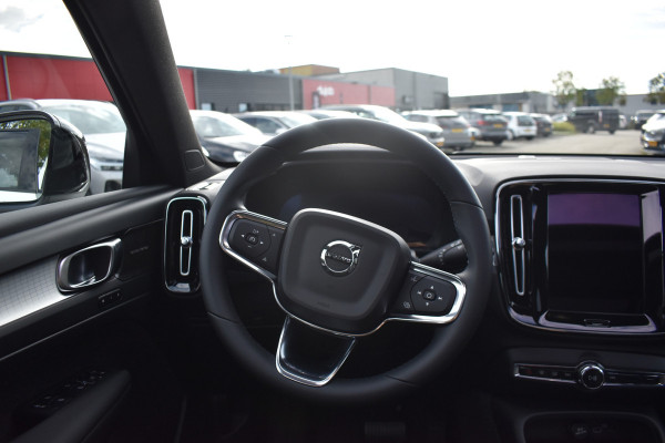Volvo XC40 B4 211PK Plus Dark | ACC | Trekhaak | Schuif/kanteldak | Stoel + Stuur verwarmd | BLIS | Nubuck | El. Stoelen |