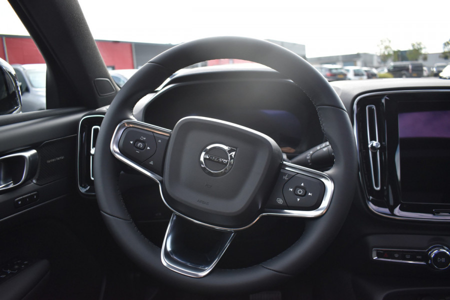 Volvo XC40 B4 211PK Plus Dark | ACC | Trekhaak | Schuif/kanteldak | Stoel + Stuur verwarmd | BLIS | Nubuck | El. Stoelen |