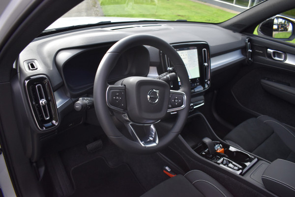Volvo XC40 B4 211PK Plus Dark | ACC | Trekhaak | Schuif/kanteldak | Stoel + Stuur verwarmd | BLIS | Nubuck | El. Stoelen |