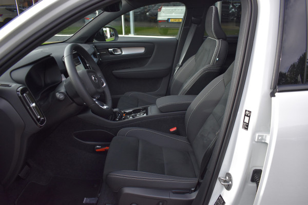 Volvo XC40 B4 211PK Plus Dark | ACC | Trekhaak | Schuif/kanteldak | Stoel + Stuur verwarmd | BLIS | Nubuck | El. Stoelen |