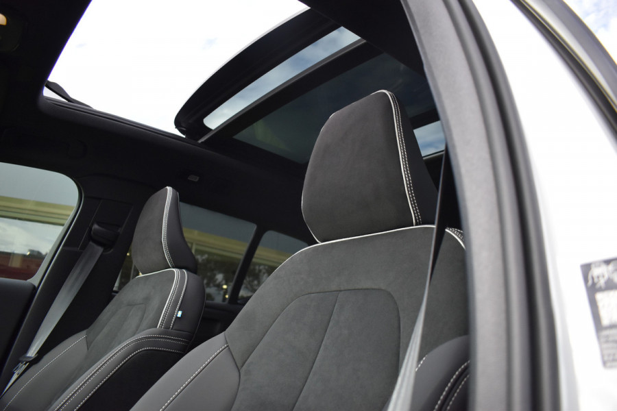 Volvo XC40 B4 211PK Plus Dark | ACC | Trekhaak | Schuif/kanteldak | Stoel + Stuur verwarmd | BLIS | Nubuck | El. Stoelen |