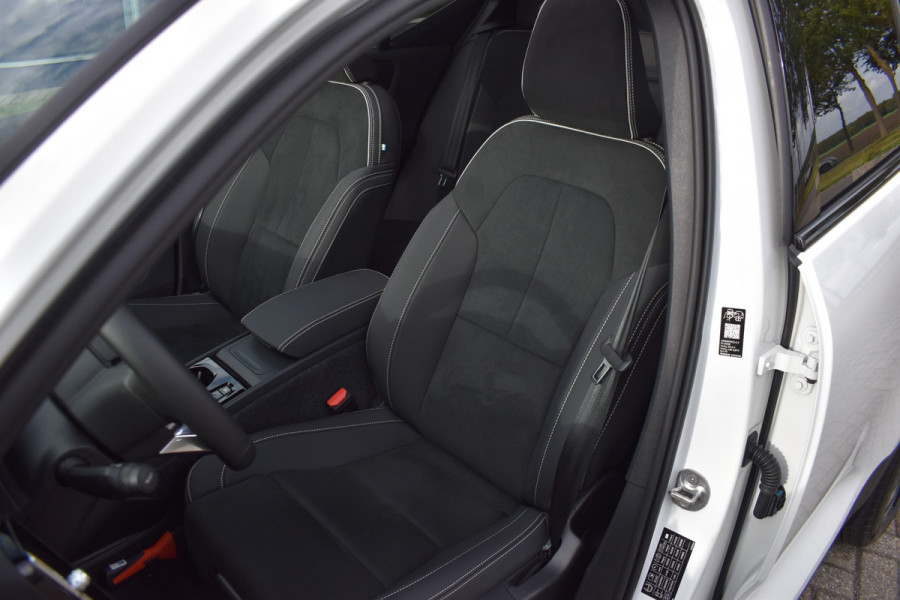 Volvo XC40 B4 211PK Plus Dark | ACC | Trekhaak | Schuif/kanteldak | Stoel + Stuur verwarmd | BLIS | Nubuck | El. Stoelen |
