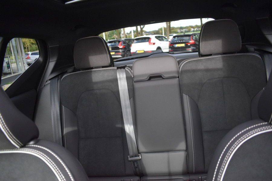 Volvo XC40 B4 211PK Plus Dark | ACC | Trekhaak | Schuif/kanteldak | Stoel + Stuur verwarmd | BLIS | Nubuck | El. Stoelen |