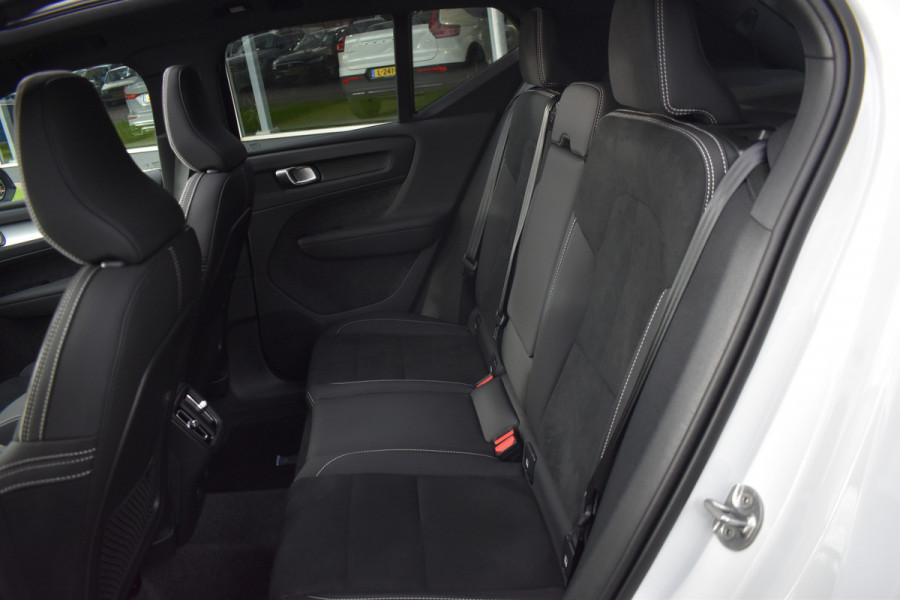 Volvo XC40 B4 211PK Plus Dark | ACC | Trekhaak | Schuif/kanteldak | Stoel + Stuur verwarmd | BLIS | Nubuck | El. Stoelen |