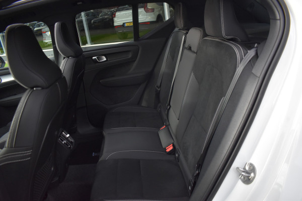 Volvo XC40 B4 211PK Plus Dark | ACC | Trekhaak | Schuif/kanteldak | Stoel + Stuur verwarmd | BLIS | Nubuck | El. Stoelen |