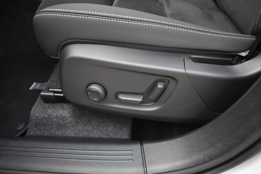 Volvo XC40 B4 211PK Plus Dark | ACC | Trekhaak | Schuif/kanteldak | Stoel + Stuur verwarmd | BLIS | Nubuck | El. Stoelen |