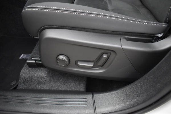 Volvo XC40 B4 211PK Plus Dark | ACC | Trekhaak | Schuif/kanteldak | Stoel + Stuur verwarmd | BLIS | Nubuck | El. Stoelen |