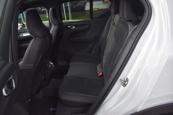 Volvo XC40 B4 211PK Plus Dark | ACC | Trekhaak | Schuif/kanteldak | Stoel + Stuur verwarmd | BLIS | Nubuck | El. Stoelen |