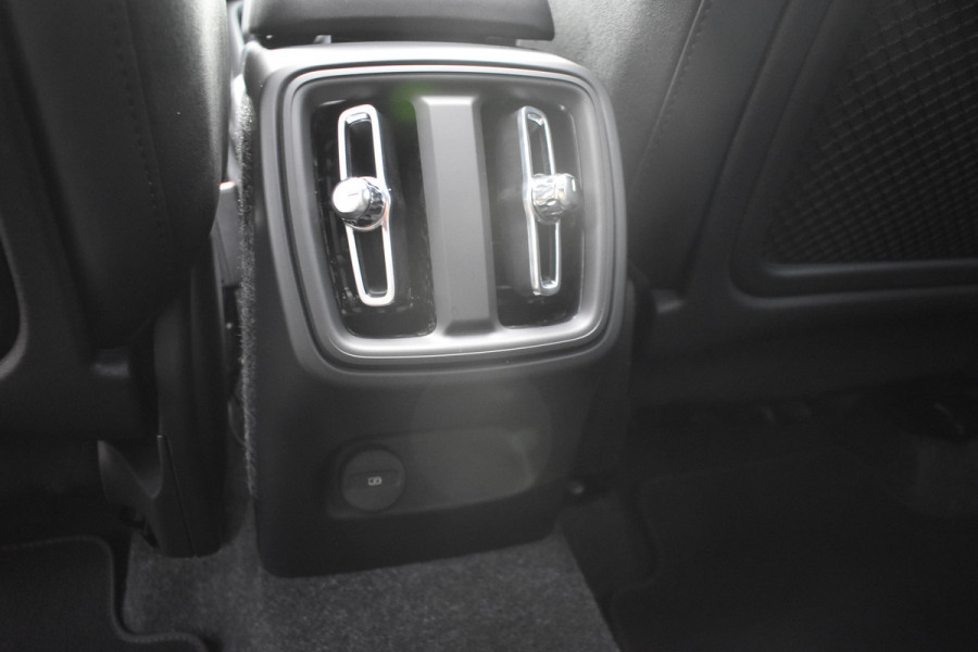 Volvo XC40 B4 211PK Plus Dark | ACC | Trekhaak | Schuif/kanteldak | Stoel + Stuur verwarmd | BLIS | Nubuck | El. Stoelen |