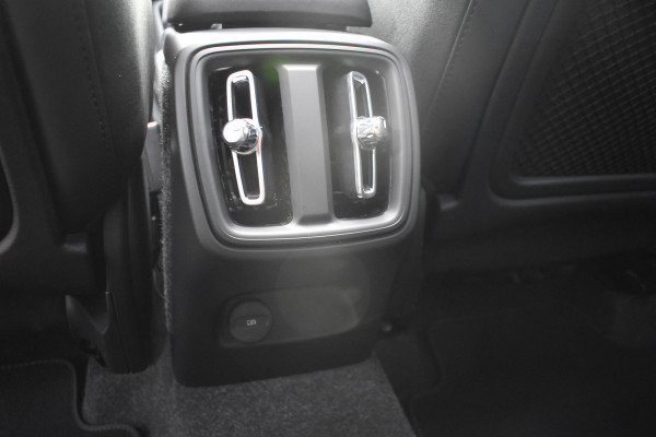 Volvo XC40 B4 211PK Plus Dark | ACC | Trekhaak | Schuif/kanteldak | Stoel + Stuur verwarmd | BLIS | Nubuck | El. Stoelen |