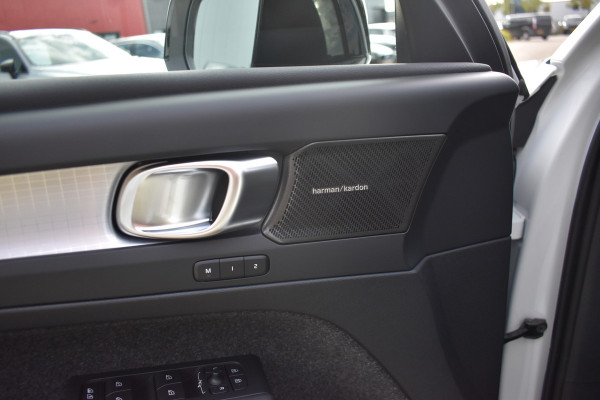 Volvo XC40 B4 211PK Plus Dark | ACC | Trekhaak | Schuif/kanteldak | Stoel + Stuur verwarmd | BLIS | Nubuck | El. Stoelen |