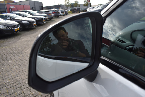 Volvo XC40 B4 211PK Plus Dark | ACC | Trekhaak | Schuif/kanteldak | Stoel + Stuur verwarmd | BLIS | Nubuck | El. Stoelen |