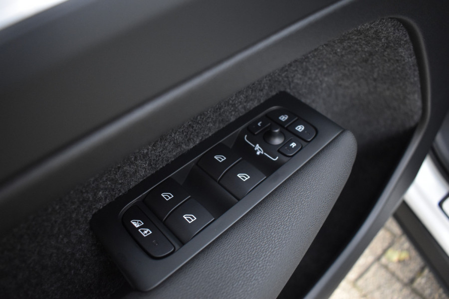 Volvo XC40 B4 211PK Plus Dark | ACC | Trekhaak | Schuif/kanteldak | Stoel + Stuur verwarmd | BLIS | Nubuck | El. Stoelen |