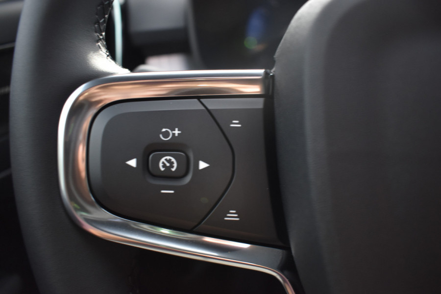 Volvo XC40 B4 211PK Plus Dark | ACC | Trekhaak | Schuif/kanteldak | Stoel + Stuur verwarmd | BLIS | Nubuck | El. Stoelen |