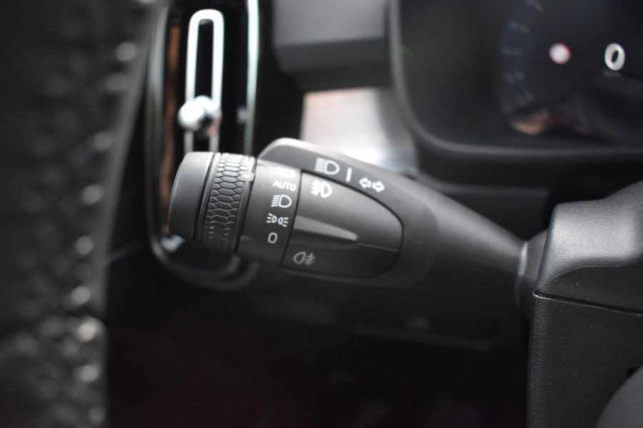 Volvo XC40 B4 211PK Plus Dark | ACC | Trekhaak | Schuif/kanteldak | Stoel + Stuur verwarmd | BLIS | Nubuck | El. Stoelen |
