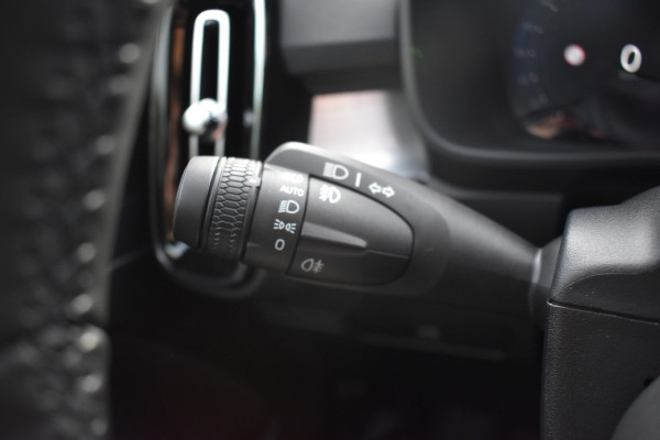 Volvo XC40 B4 211PK Plus Dark | ACC | Trekhaak | Schuif/kanteldak | Stoel + Stuur verwarmd | BLIS | Nubuck | El. Stoelen |