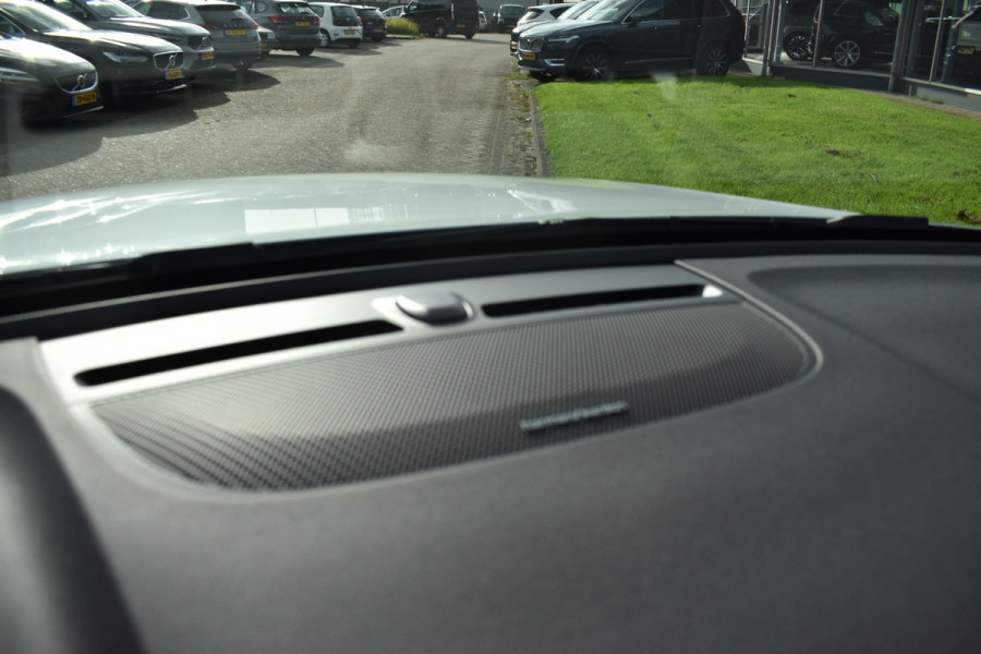 Volvo XC40 B4 211PK Plus Dark | ACC | Trekhaak | Schuif/kanteldak | Stoel + Stuur verwarmd | BLIS | Nubuck | El. Stoelen |
