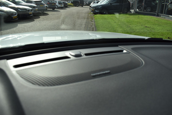 Volvo XC40 B4 211PK Plus Dark | ACC | Trekhaak | Schuif/kanteldak | Stoel + Stuur verwarmd | BLIS | Nubuck | El. Stoelen |