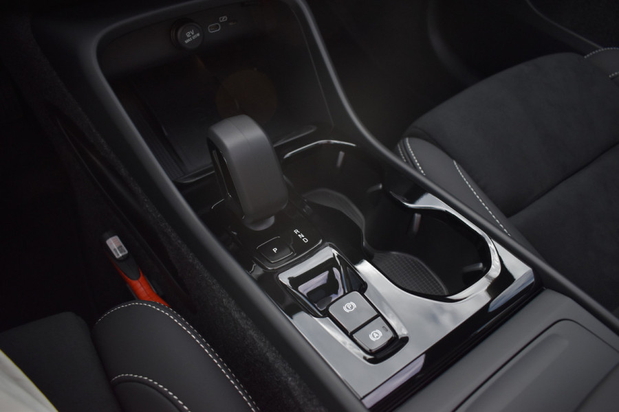 Volvo XC40 B4 211PK Plus Dark | ACC | Trekhaak | Schuif/kanteldak | Stoel + Stuur verwarmd | BLIS | Nubuck | El. Stoelen |