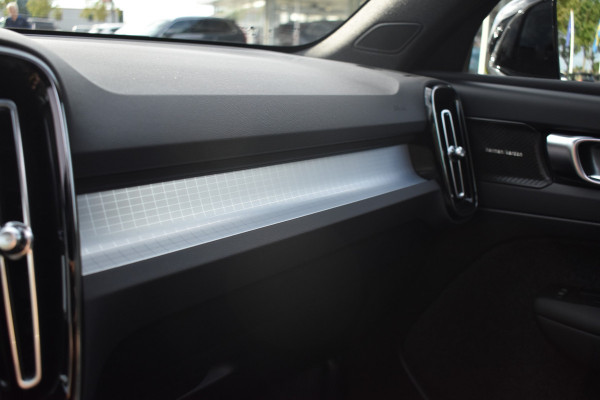 Volvo XC40 B4 211PK Plus Dark | ACC | Trekhaak | Schuif/kanteldak | Stoel + Stuur verwarmd | BLIS | Nubuck | El. Stoelen |