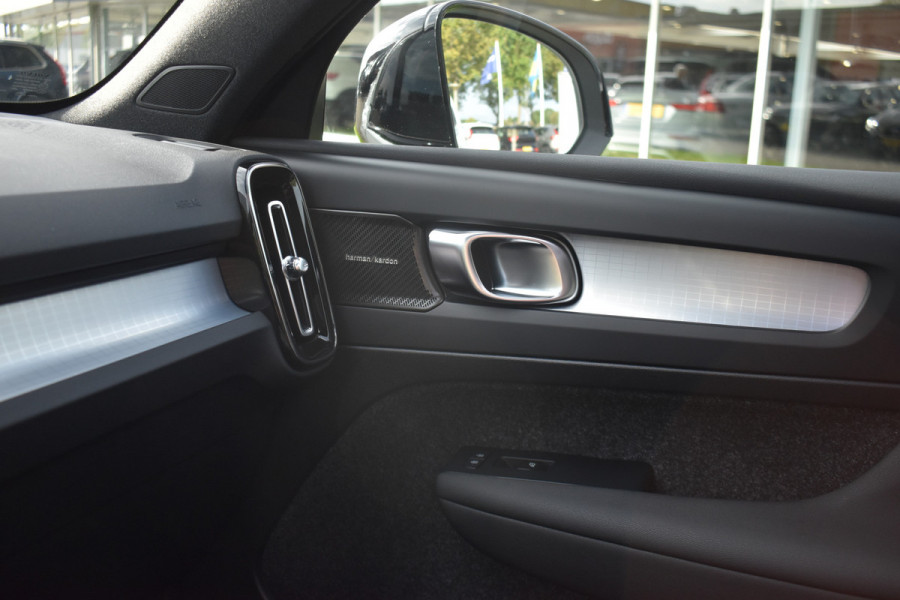 Volvo XC40 B4 211PK Plus Dark | ACC | Trekhaak | Schuif/kanteldak | Stoel + Stuur verwarmd | BLIS | Nubuck | El. Stoelen |