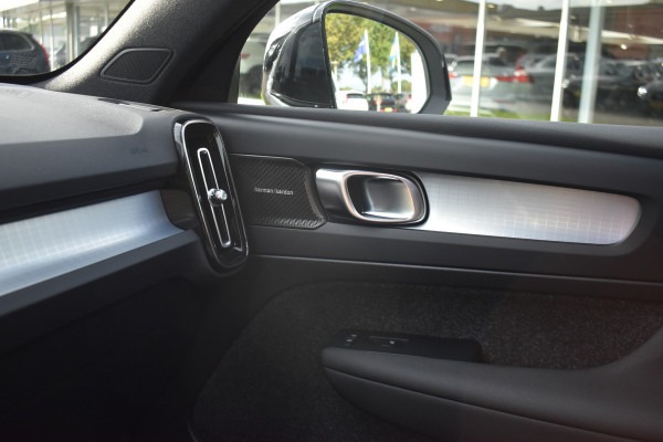 Volvo XC40 B4 211PK Plus Dark | ACC | Trekhaak | Schuif/kanteldak | Stoel + Stuur verwarmd | BLIS | Nubuck | El. Stoelen |