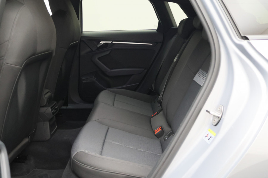 Audi A3 Sportback 40 TFSI e Business edition Virtual Cockpit, Cruise, Trekhaak, Sportstoelen, Stoelverwarming, 17''