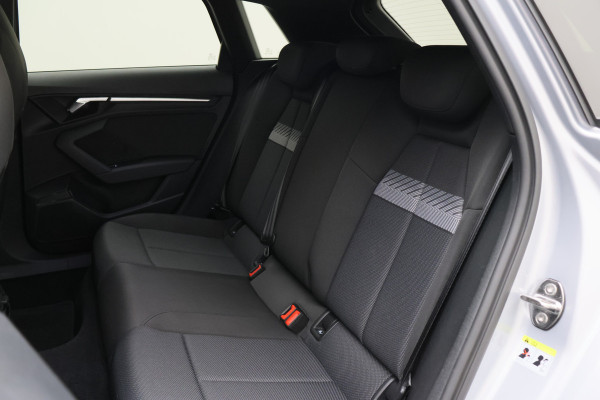 Audi A3 Sportback 40 TFSI e Business edition Virtual Cockpit, Cruise, Trekhaak, Sportstoelen, Stoelverwarming, 17''