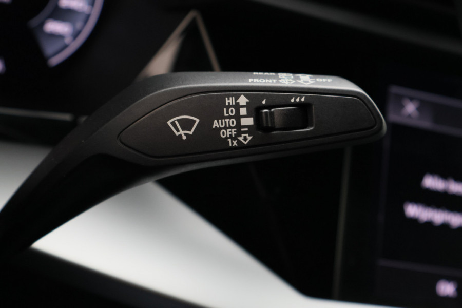 Audi A3 Sportback 40 TFSI e Business edition Virtual Cockpit, Cruise, Trekhaak, Sportstoelen, Stoelverwarming, 17''