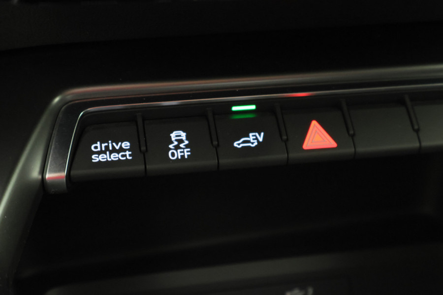 Audi A3 Sportback 40 TFSI e Business edition Virtual Cockpit, Cruise, Trekhaak, Sportstoelen, Stoelverwarming, 17''