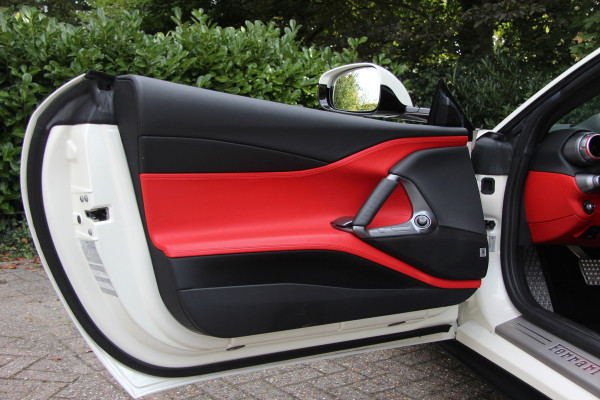Ferrari 812 6.5 V12 Superfast HELE | Bianco Italia | Lift | Passenger Display | Carbon LED