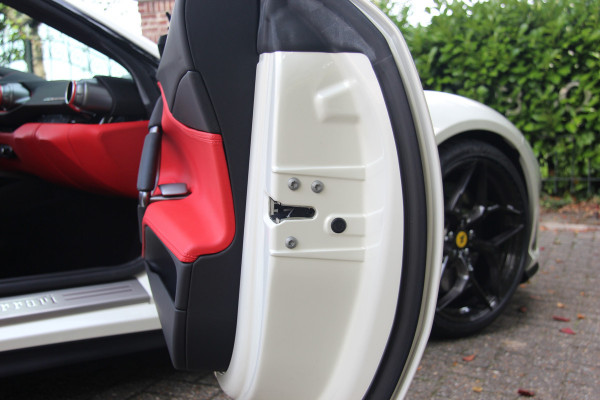 Ferrari 812 6.5 V12 Superfast HELE | Bianco Italia | Lift | Passenger Display | Carbon LED