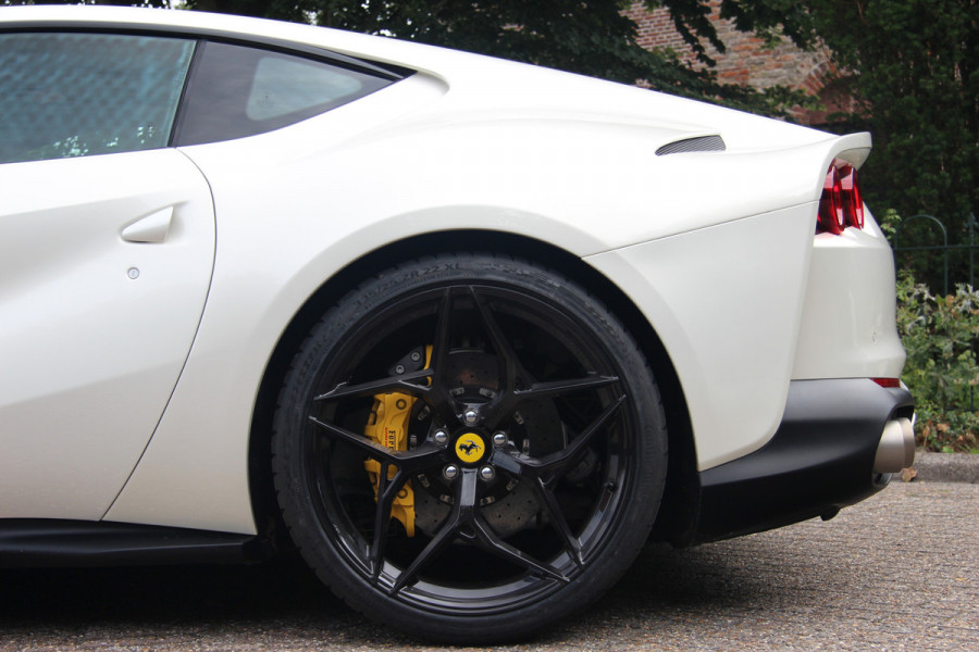 Ferrari 812 6.5 V12 Superfast HELE | Bianco Italia | Lift | Passenger Display | Carbon LED