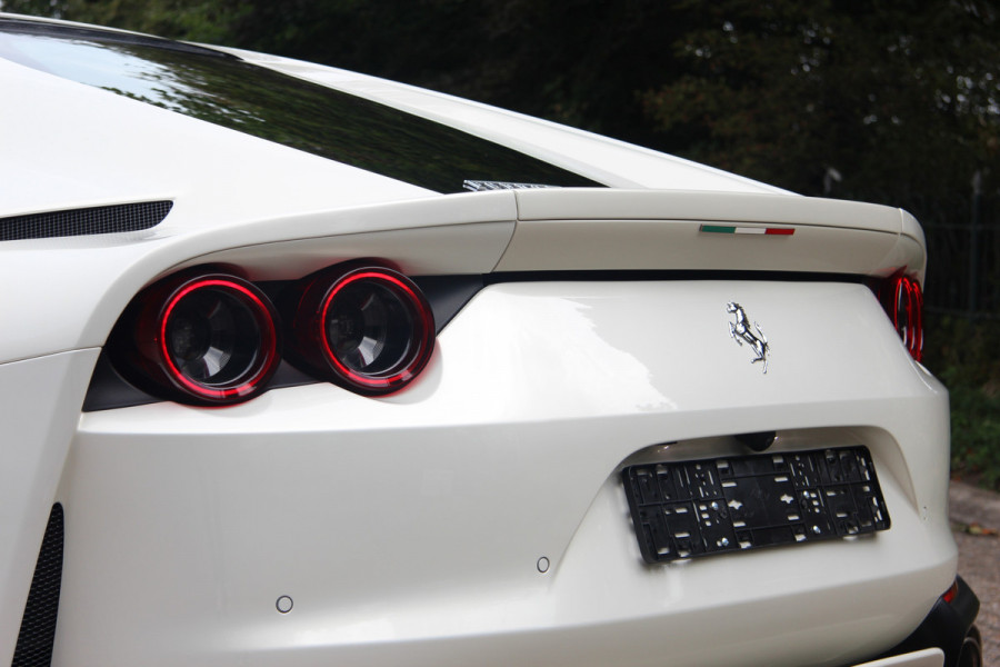 Ferrari 812 6.5 V12 Superfast HELE | Bianco Italia | Lift | Passenger Display | Carbon LED