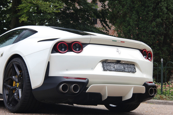Ferrari 812 6.5 V12 Superfast HELE | Bianco Italia | Lift | Passenger Display | Carbon LED