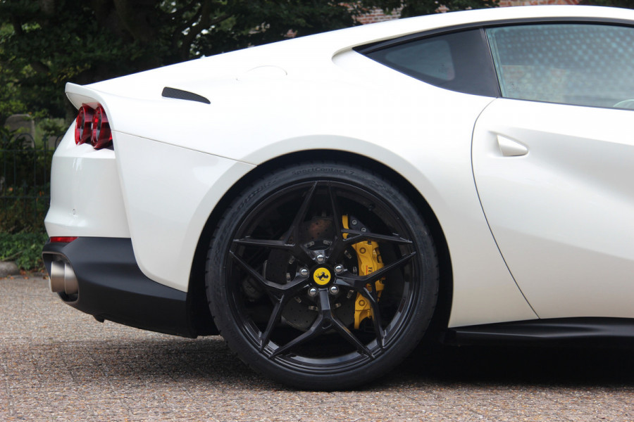 Ferrari 812 6.5 V12 Superfast HELE | Bianco Italia | Lift | Passenger Display | Carbon LED