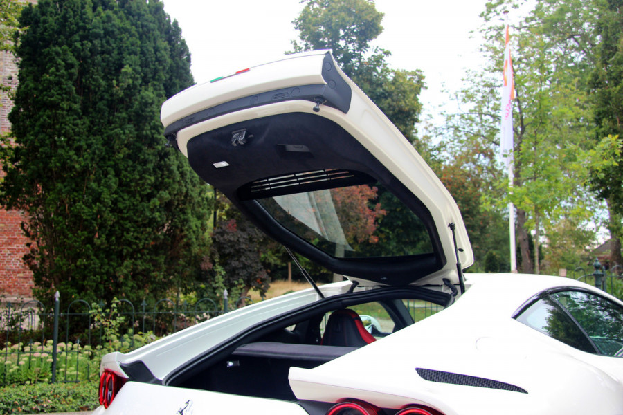 Ferrari 812 6.5 V12 Superfast HELE | Bianco Italia | Lift | Passenger Display | Carbon LED