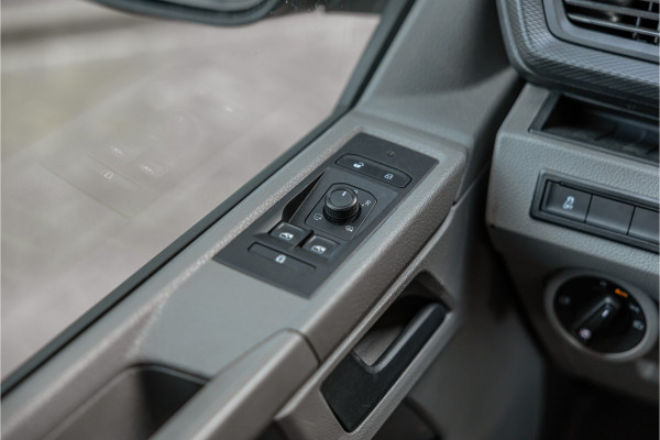 Volkswagen Transporter T6.1 2.0 TDI L2H1 DC 4Motion | Dubbel cabine | 5-zitter | Bi-Xenon | CarPlay | Camera | Navigatie | MF Stuur | Trekhaak | DAB | Cruise control