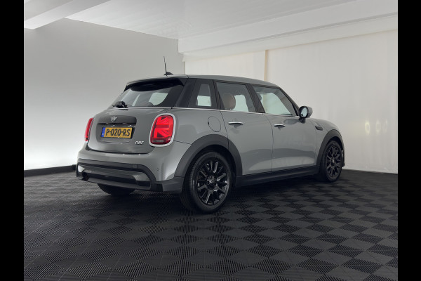 MINI 5-deurs 1.5 One Business Edition (Facelift-Life Cycle Impulse 2) (INCL-BTW) *LEATHER | SPORTSEATS | FULL-LED | DIGI-COCKPIT | AMBIENTLIGHT | NAVI-FULLMAP | DAB | AIRCO | KEYLESS | PDC | 16''ALU*