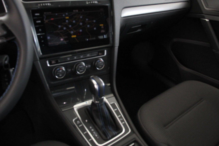 Volkswagen e-Golf Edition Navigatie Climate control Virtual cockpit Parkeersensoren V+A DAB+ Adaptive Cruise Control 17" Lichtmetalen velgen