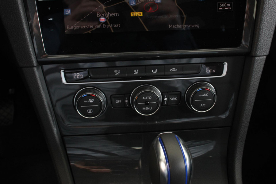 Volkswagen e-Golf Edition Navigatie Climate control Virtual cockpit Parkeersensoren V+A DAB+ Adaptive Cruise Control 17" Lichtmetalen velgen