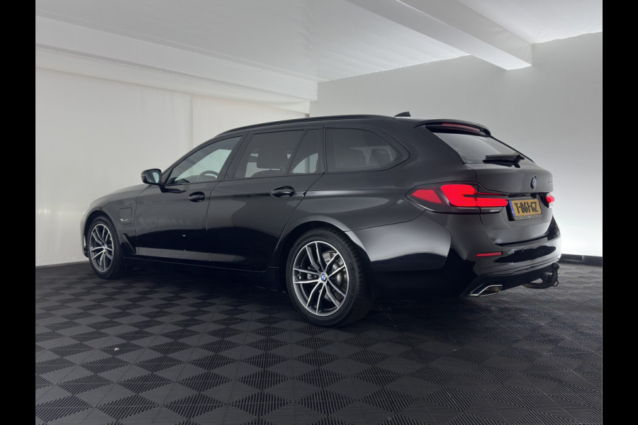 BMW 5 Serie Touring 530e Business Edition Plus (Plug-in) (INCL-BTW) *LEATHER | FULL-LED | MEMORY-PACK | HEATED-COMFORTSEATS | NAVI-FULLMAP | PRIVACY-GLASS | ECC | PDC | CRUISE | 18''ALU | TOWBAR*