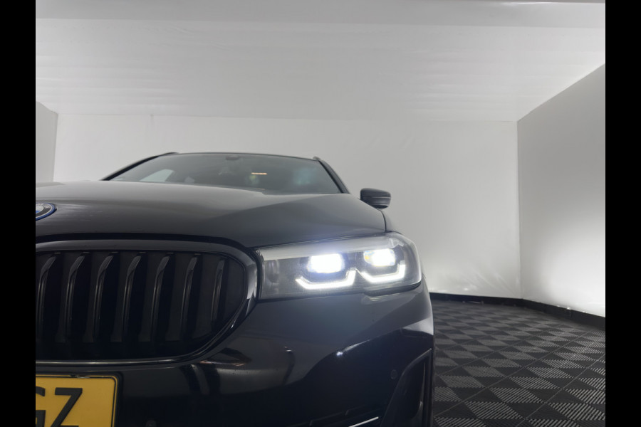 BMW 5 Serie Touring 530e Business Edition Plus (Plug-in) (INCL-BTW) *LEATHER | FULL-LED | MEMORY-PACK | HEATED-COMFORTSEATS | NAVI-FULLMAP | PRIVACY-GLASS | ECC | PDC | CRUISE | 18''ALU | TOWBAR*