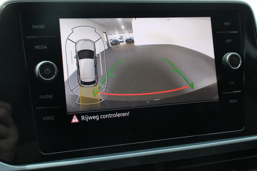 Volkswagen T-Roc 1.5 TSI 150pk Automaat Style Navigatie Apple Carplay/Android Auto Parkeersensoren Camera Adaptive Cruise Control Blind Spot Assist Park Assist Stoel- en stuurverwarming Elektrische achterklep LED-koplampen