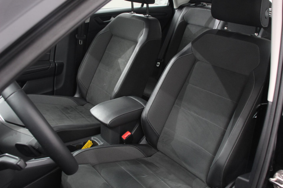 Volkswagen T-Roc 1.5 TSI 150pk Automaat Style Navigatie Apple Carplay/Android Auto Parkeersensoren Camera Adaptive Cruise Control Blind Spot Assist Park Assist Stoel- en stuurverwarming Elektrische achterklep LED-koplampen