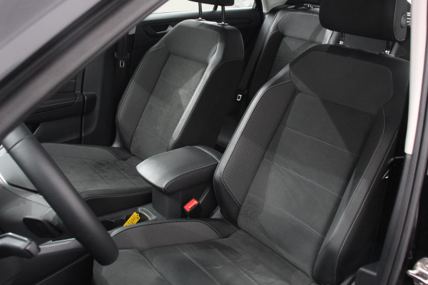 Volkswagen T-Roc 1.5 TSI 150pk Automaat Style Navigatie Apple Carplay/Android Auto Parkeersensoren Camera Adaptive Cruise Control Blind Spot Assist Park Assist Stoel- en stuurverwarming Elektrische achterklep LED-koplampen