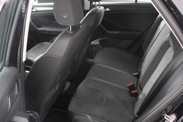 Volkswagen T-Roc 1.5 TSI 150pk Automaat Style Navigatie Apple Carplay/Android Auto Parkeersensoren Camera Adaptive Cruise Control Blind Spot Assist Park Assist Stoel- en stuurverwarming Elektrische achterklep LED-koplampen
