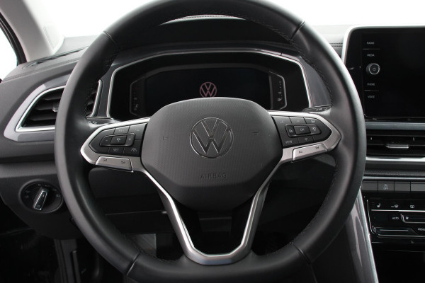 Volkswagen T-Roc 1.5 TSI 150pk Automaat Style Navigatie Apple Carplay/Android Auto Parkeersensoren Camera Adaptive Cruise Control Blind Spot Assist Park Assist Stoel- en stuurverwarming Elektrische achterklep LED-koplampen