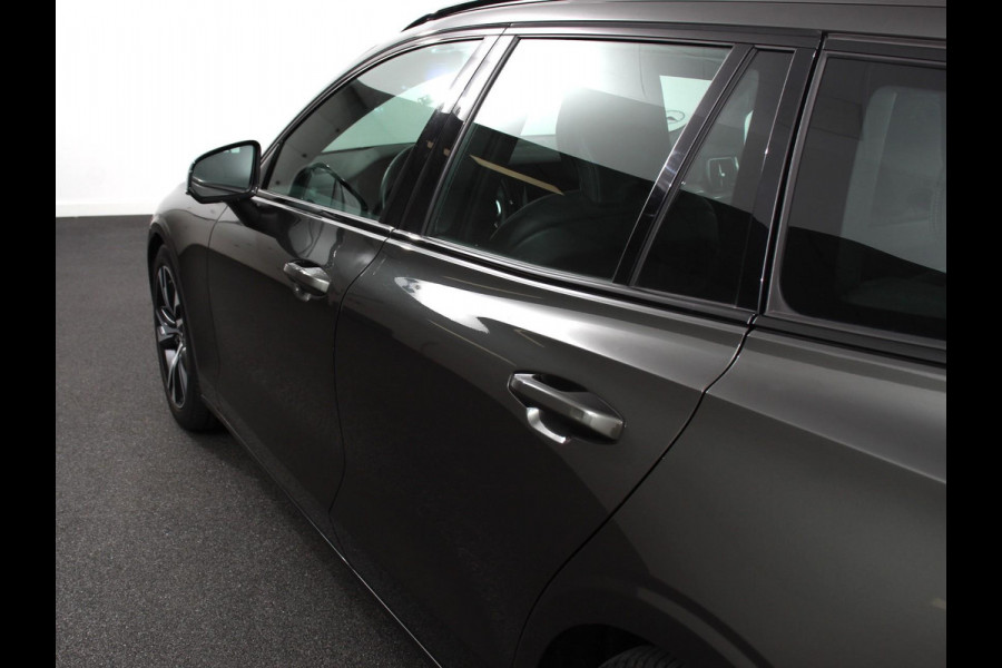 Volvo V60 2.0 B4 R-Design Navigatie Camera Climate Control Parkeer Sensoren Cruise Control Adaptive Verwarmde voorstoelen Lichtmetalen Velgen